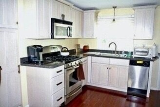 26 Roberts Dr in Bedford, MA - Foto de edificio - Building Photo
