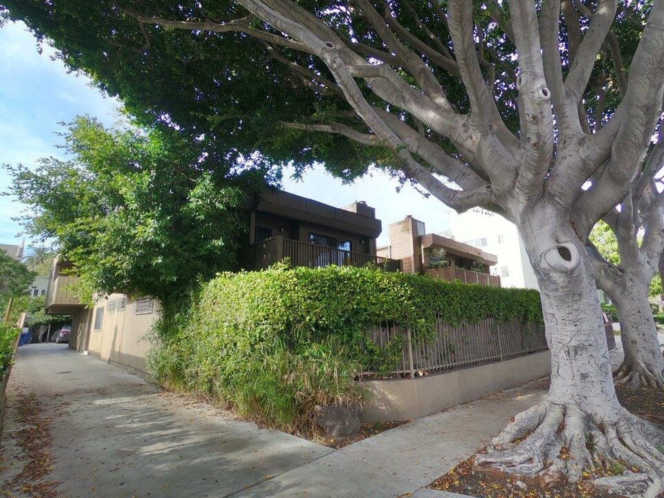 629 Westmount Dr, Unit 2 in West Hollywood, CA - Foto de edificio