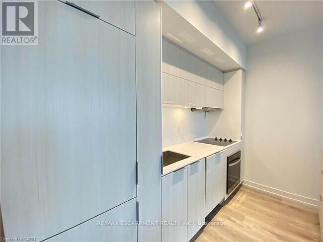 370 Martha St in Burlington, ON - Building Photo - Building Photo