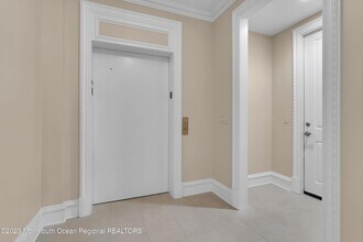 131 Oval Rd in Manasquan, NJ - Foto de edificio - Building Photo