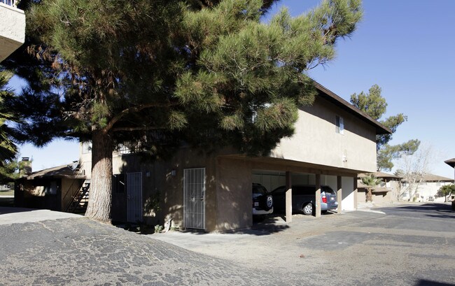 1371 Barstow Rd in Barstow, CA - Foto de edificio - Building Photo