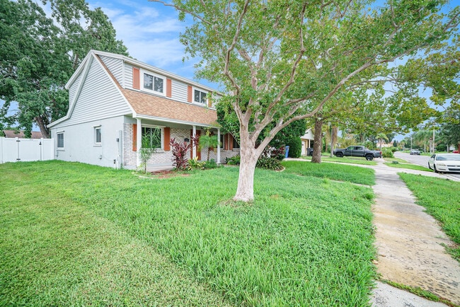 4711 Travertine Dr in Tampa, FL - Building Photo - Building Photo