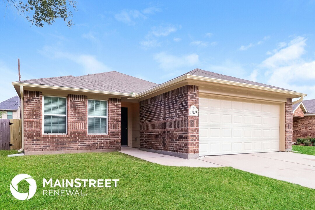 17239 Glen Oaks Dr in Conroe, TX - Building Photo