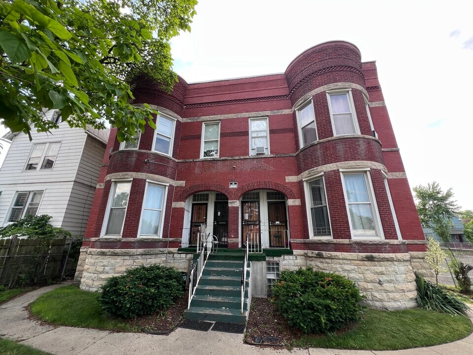 7026 S Wentworth Ave in Chicago, IL - Building Photo