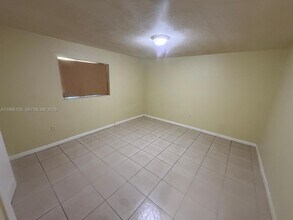 17530 NW 68th Ave in Hialeah, FL - Building Photo - Building Photo