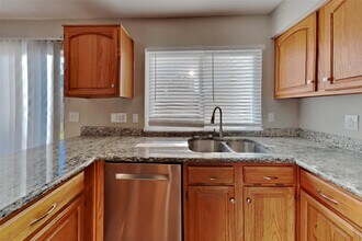 7611 Round Grove Ln in Houston, TX - Building Photo - Building Photo