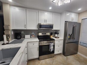 6361 Bahia Del Mar Blvd S in St. Petersburg, FL - Foto de edificio - Building Photo