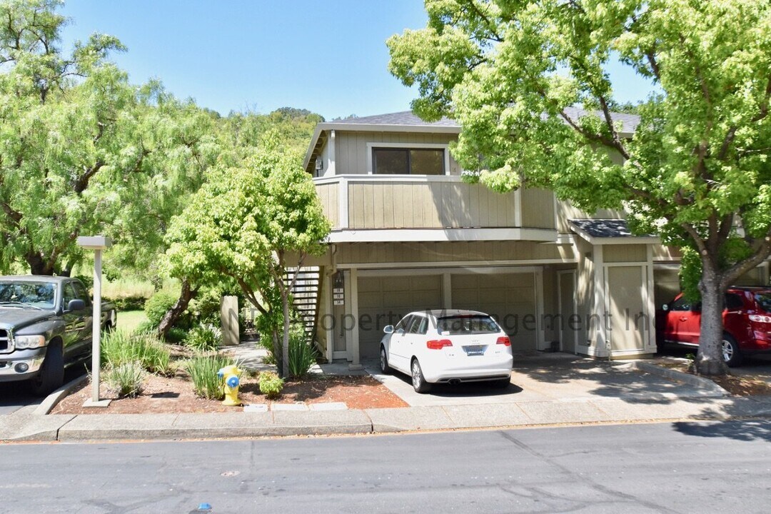 18 Somerset Pl in Novato, CA - Building Photo