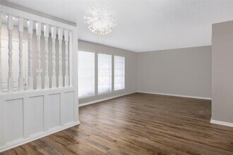 2320 Shadowdale Dr, Unit 296 in Houston, TX - Building Photo - Building Photo