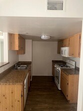 Hillview Apartments in Simi Valley, CA - Foto de edificio - Building Photo