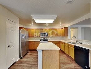 2203 Terrell Dr in Grand Prairie, TX - Foto de edificio - Building Photo