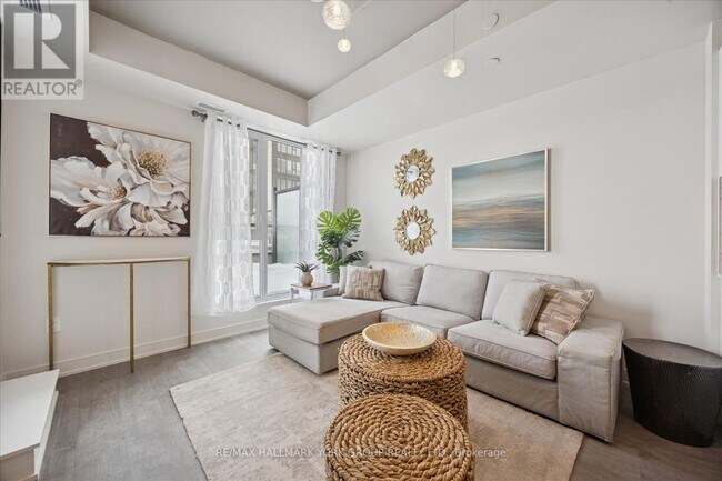 705 Davis Dr in Newmarket, ON - Building Photo - Building Photo