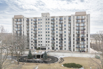 Brookwood on the Greens in Wood Dale, IL - Building Photo - Building Photo