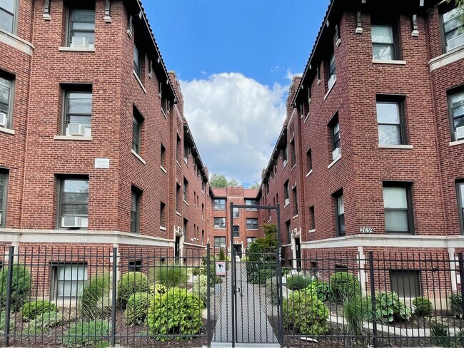 2639 N Spaulding Ave, Unit 1E in Chicago, IL - Foto de edificio - Building Photo