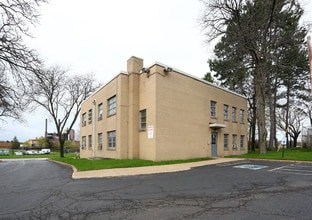201 W Chestnut St in Akron, OH - Foto de edificio - Building Photo