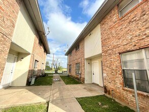 712 E Sugarcane Dr, Unit 8 in Weslaco, TX - Foto de edificio - Building Photo