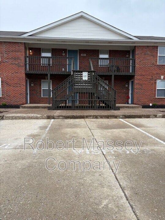 7907 Canonero Way in Louisville, KY - Building Photo