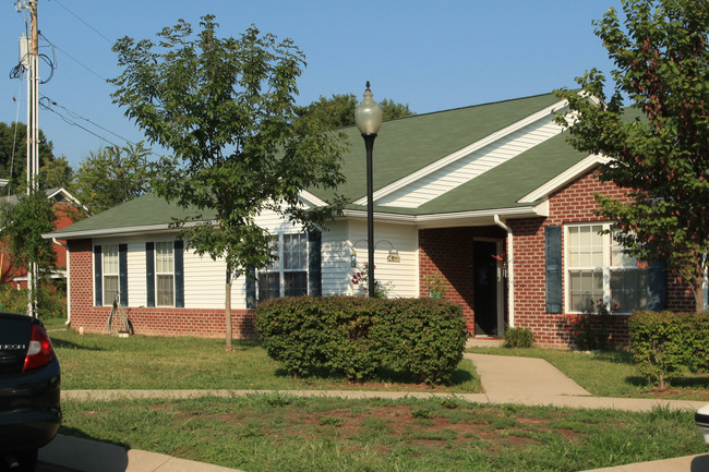 Linda Villa Apartments in Shepherdsville, KY - Foto de edificio - Building Photo