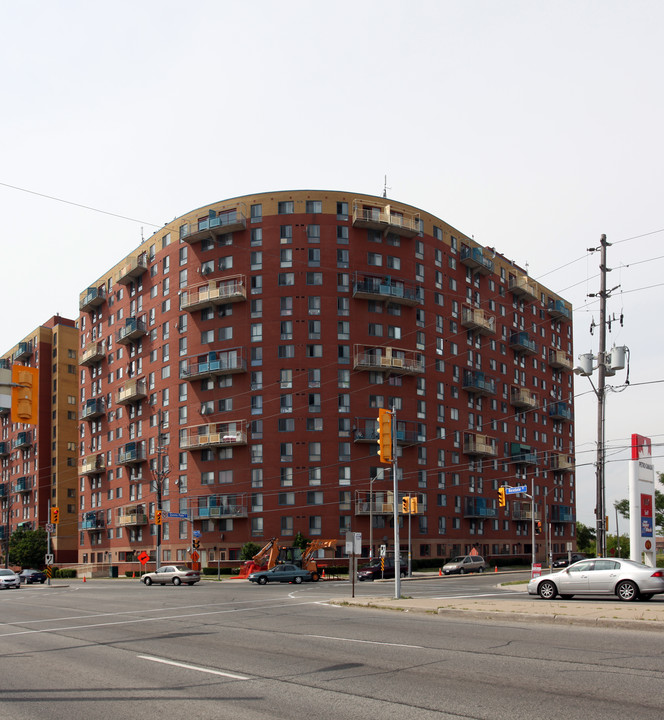 Queens Plate Drive Apartments in Toronto, ON - Building Photo