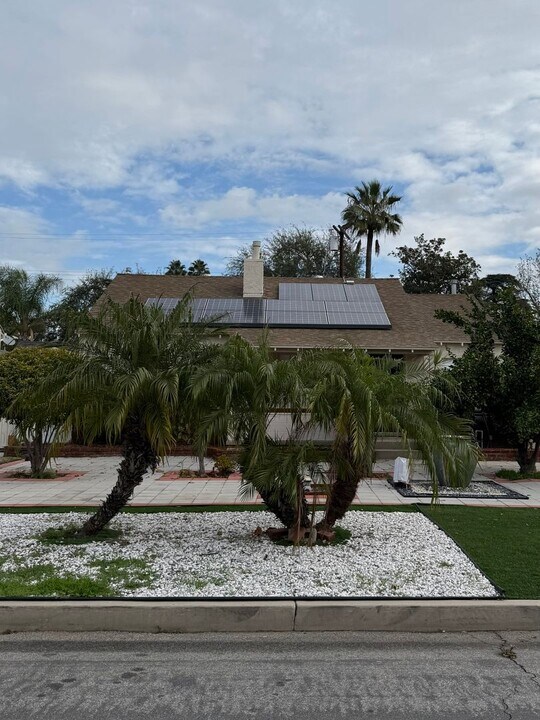 5912 Carpenter Ave in Los Angeles, CA - Building Photo