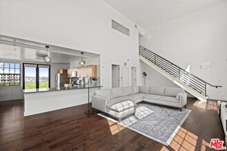 746 S Los Angeles St in Los Angeles, CA - Building Photo - Building Photo