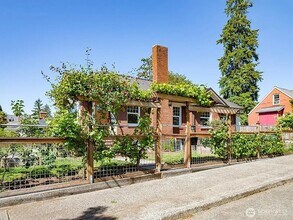 9002 12th Ave NE in Seattle, WA - Building Photo - Building Photo