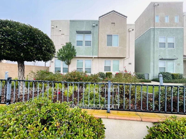 3998 E Commerce Way in Sacramento, CA - Building Photo - Building Photo