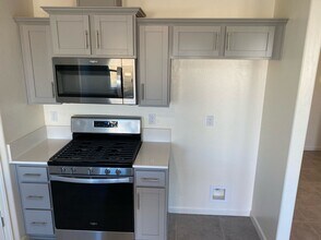 1032 E Loyola Ave in Visalia, CA - Building Photo - Building Photo