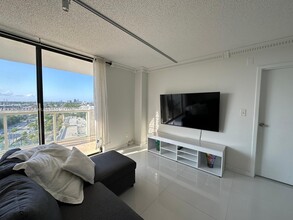 13499 Biscayne Blvd, Unit 1407 in North Miami, FL - Foto de edificio - Building Photo