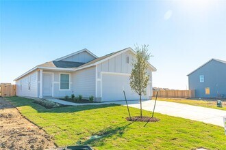 241 Kings Row Ln in Jarrell, TX - Foto de edificio - Building Photo