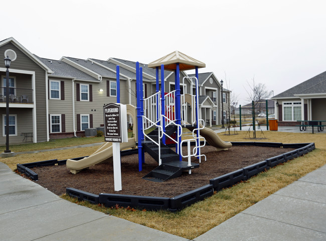 Churchill Apartments in Marshfield, MO - Building Photo - Building Photo