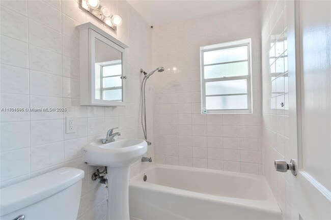 300 SW 14th Ct in Fort Lauderdale, FL - Building Photo - Building Photo