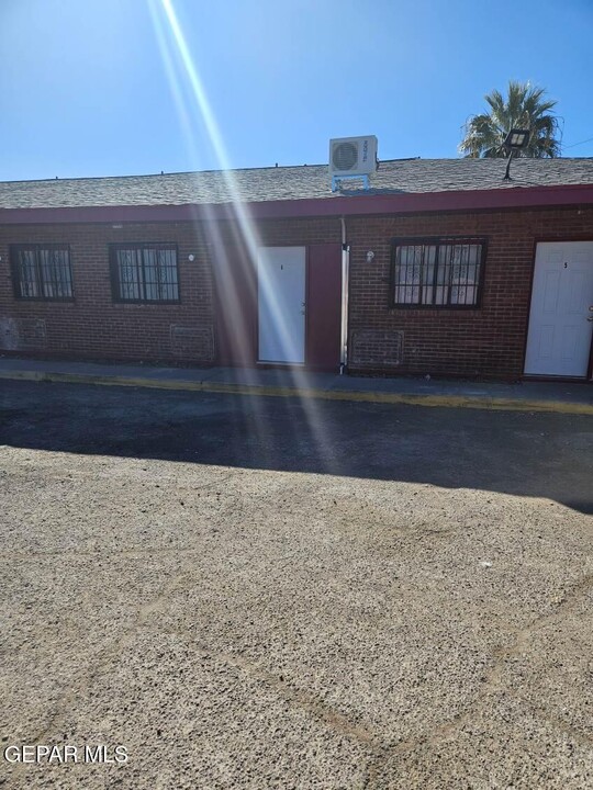 8735 Dyer St in El Paso, TX - Building Photo