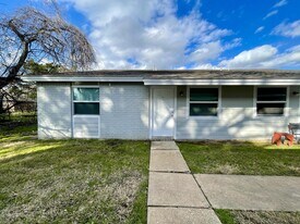 1904 Finfeather Rd in Bryan, TX - Building Photo