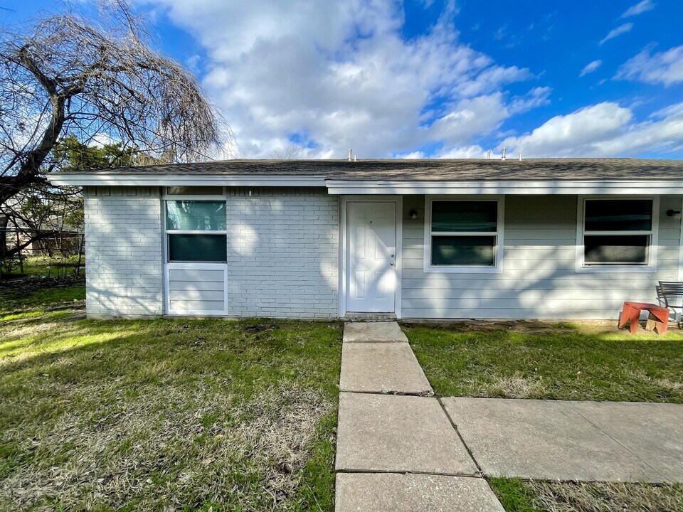 1904 Finfeather Rd in Bryan, TX - Building Photo