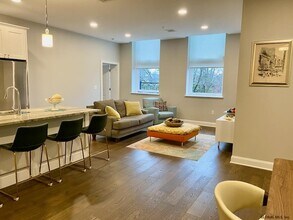 77 Van Dam St, Unit 302 in Saratoga Springs, NY - Foto de edificio - Building Photo