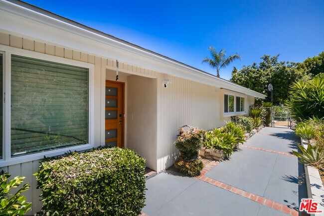 property at 5634 Mason Ave