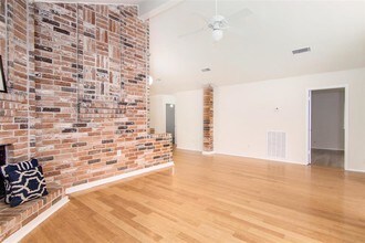4930 Shadowdale Dr in Houston, TX - Building Photo - Building Photo