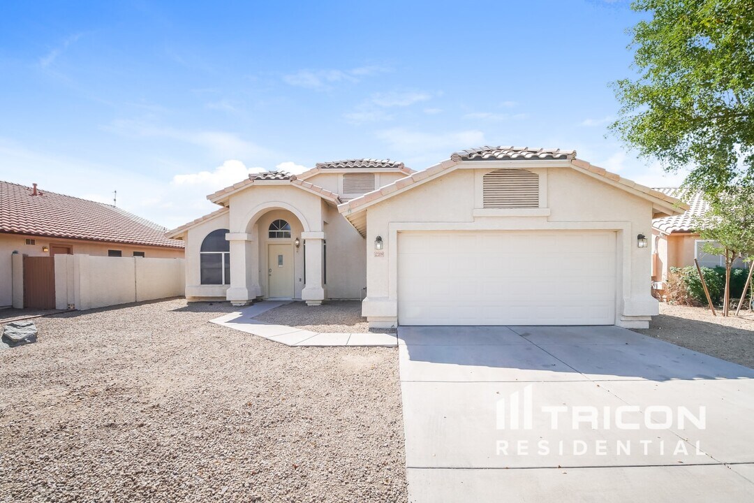 12209 W Edgemont Ave in Avondale, AZ - Building Photo