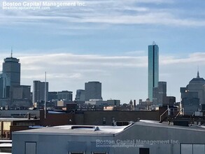 57 W 7th St, Unit 3 in Boston, MA - Foto de edificio - Building Photo