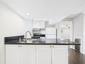 5353 Richmond Ave. in Houston, TX - Building Photo - Building Photo