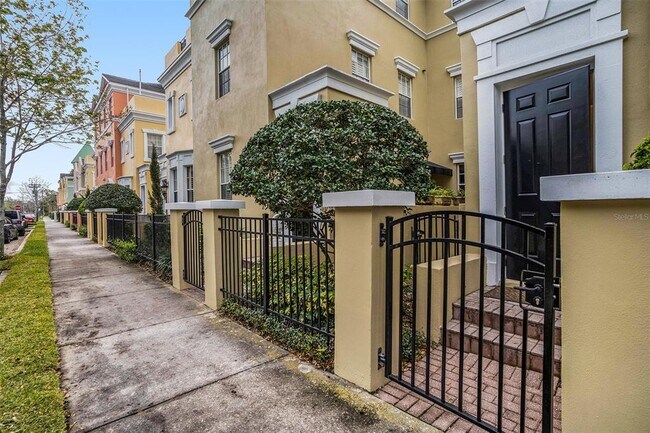 2419 Victoria Gardens Ln in Tampa, FL - Building Photo - Building Photo