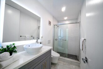 2306 Aviation Blvd, Unit A in Redondo Beach, CA - Foto de edificio - Building Photo