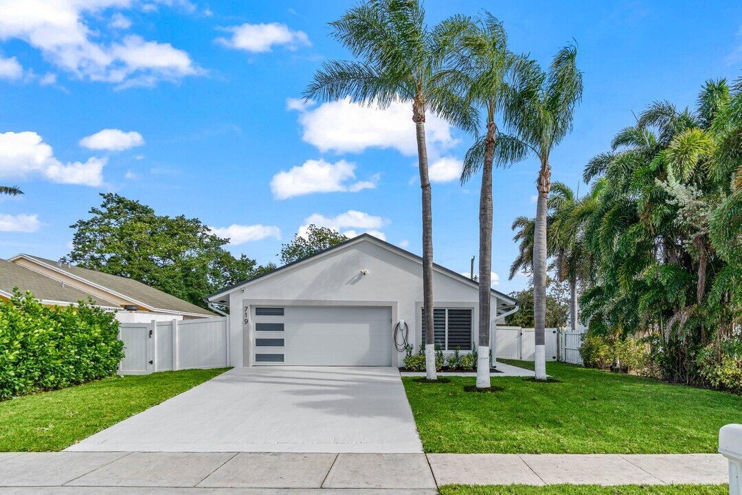 719 NE 9th Ave in Boynton Beach, FL - Building Photo