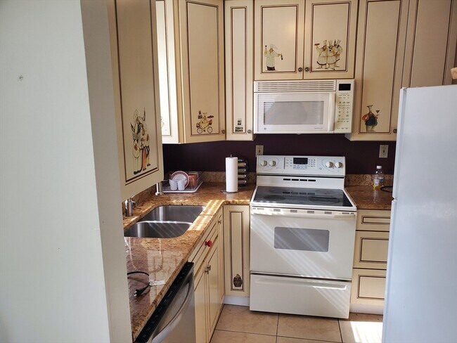 1427 Commonwealth Ave in Boston, MA - Building Photo - Building Photo