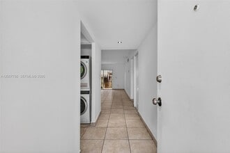 240 NW 107th Ave, Unit 104 in Miami, FL - Building Photo - Building Photo