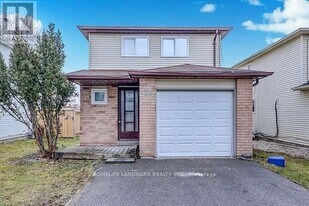 31 Corbett Dr in Barrie, ON - Building Photo