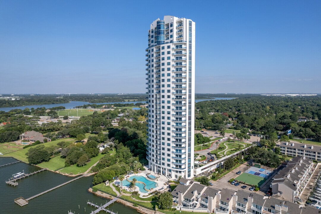 Endeavour Condominium in Seabrook, TX - Building Photo