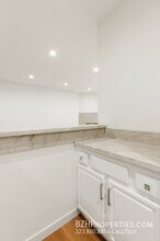 200 N Almont Dr, Unit 104 in Beverly Hills, CA - Foto de edificio - Building Photo