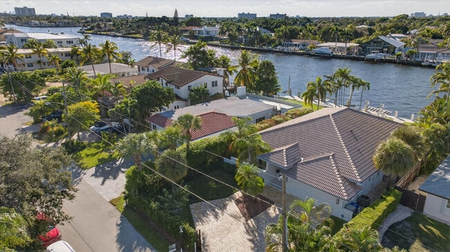 property at 513 S Riverside Dr